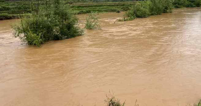 防汛常規(guī)物資中主要包含麻袋吸水膨脹袋,無紡布吸水膨脹袋,防汛沙袋,防汛噸袋,防汛編織袋,雨衣,雨靴,雨傘,彩條布,工兵鏟,十字鎬,八磅錘,應(yīng)急救生包等。