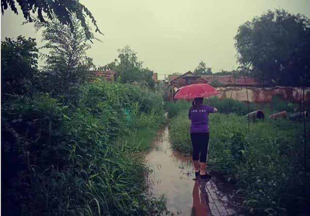 防汛常規物資中主要包含麻袋吸水膨脹袋,無紡布吸水膨脹袋,防汛沙袋,防汛噸袋,防汛編織袋,雨衣,雨靴,雨傘,彩條布,工兵鏟,十字鎬,八磅錘,應急救生包等。