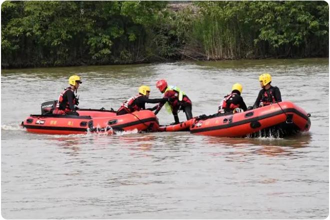 “多人落水”如何科學施救？消防員架起水上浮橋演練極限營救