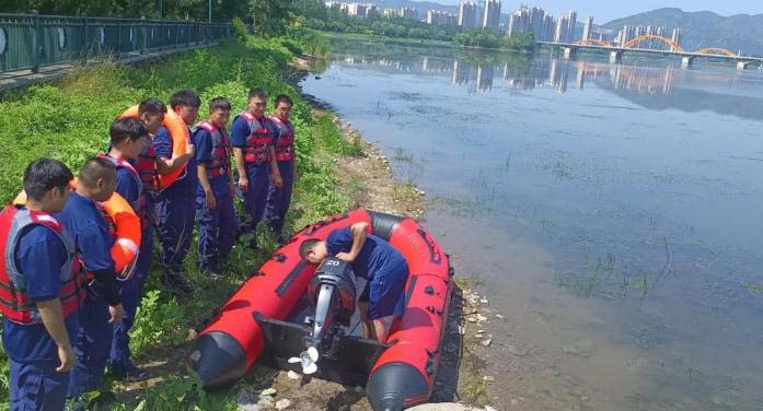 補(bǔ)短板強(qiáng)弱項(xiàng)，提技能礪精兵，縣應(yīng)急管理局開展水上救援訓(xùn)練